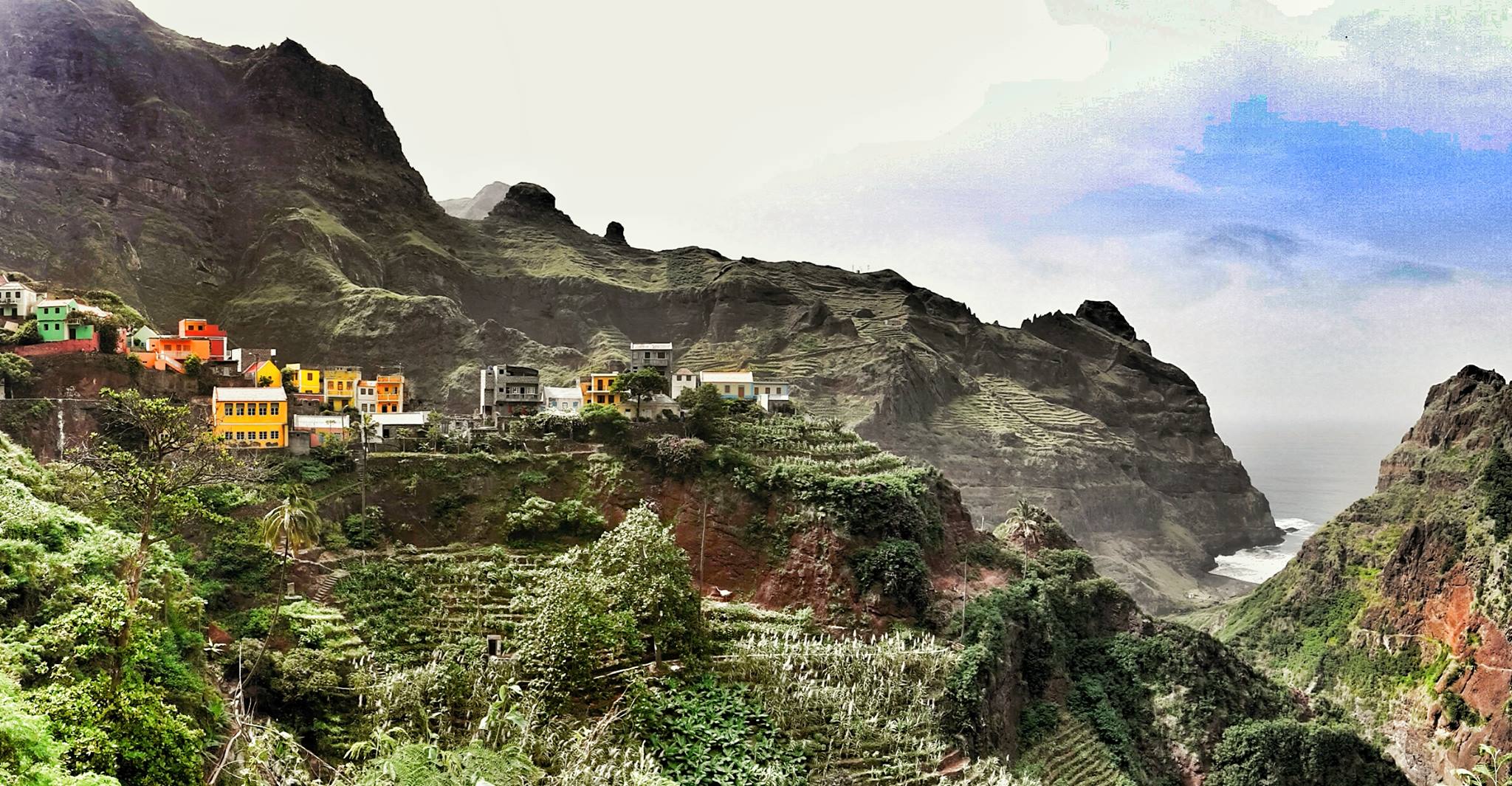 Beeindruckende Landschaft und Blick auf Santo Antao, Kapverden, mit grünen Bergen.